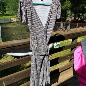 Ann Taylor  VGUC wrap front  brown & White print